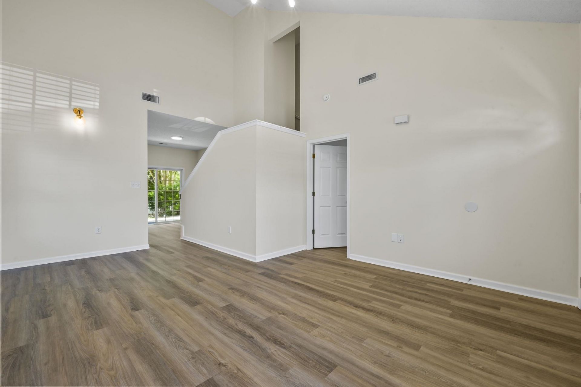 100 Spring Creek Dr. Photo 5