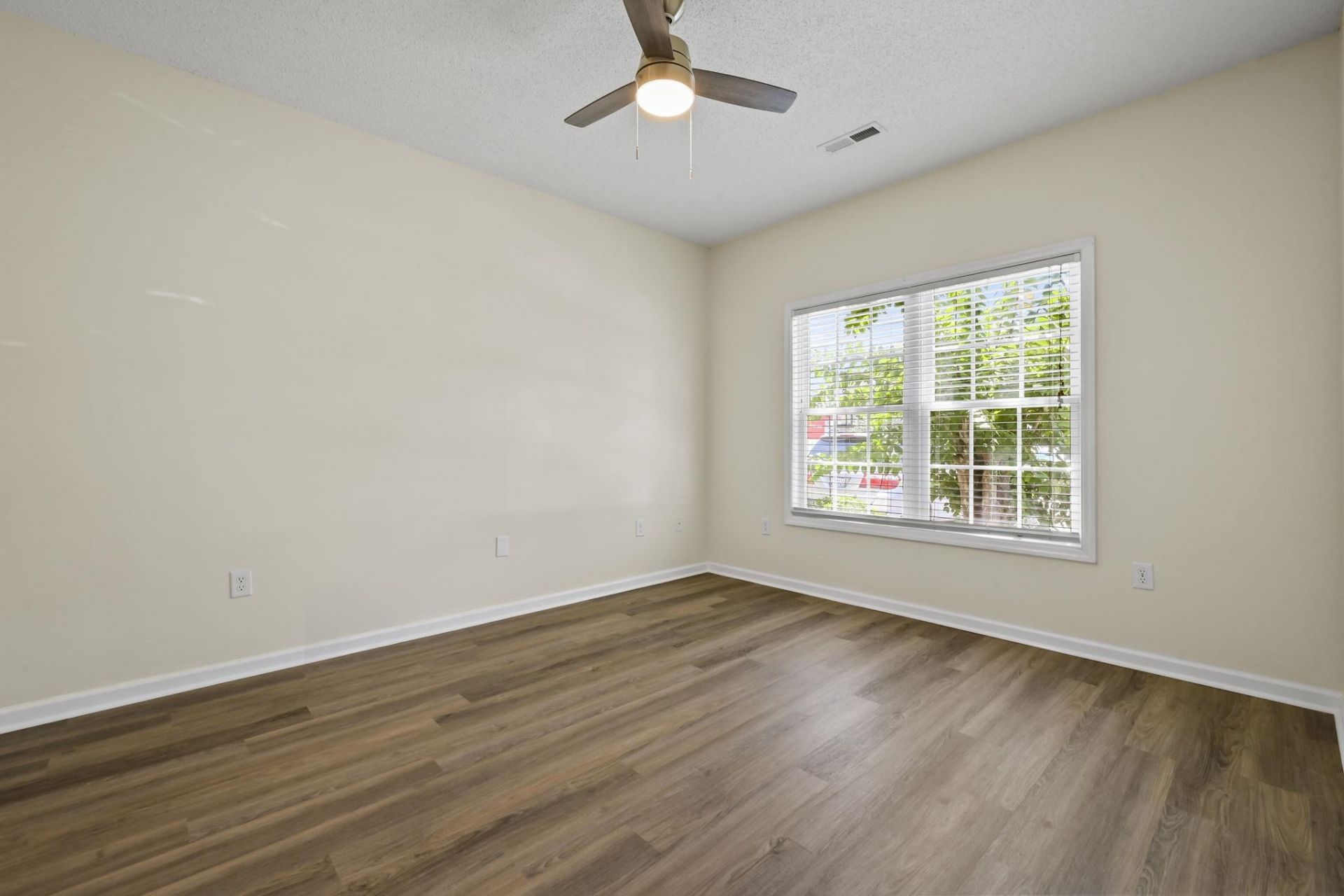 100 Spring Creek Dr. Photo 6