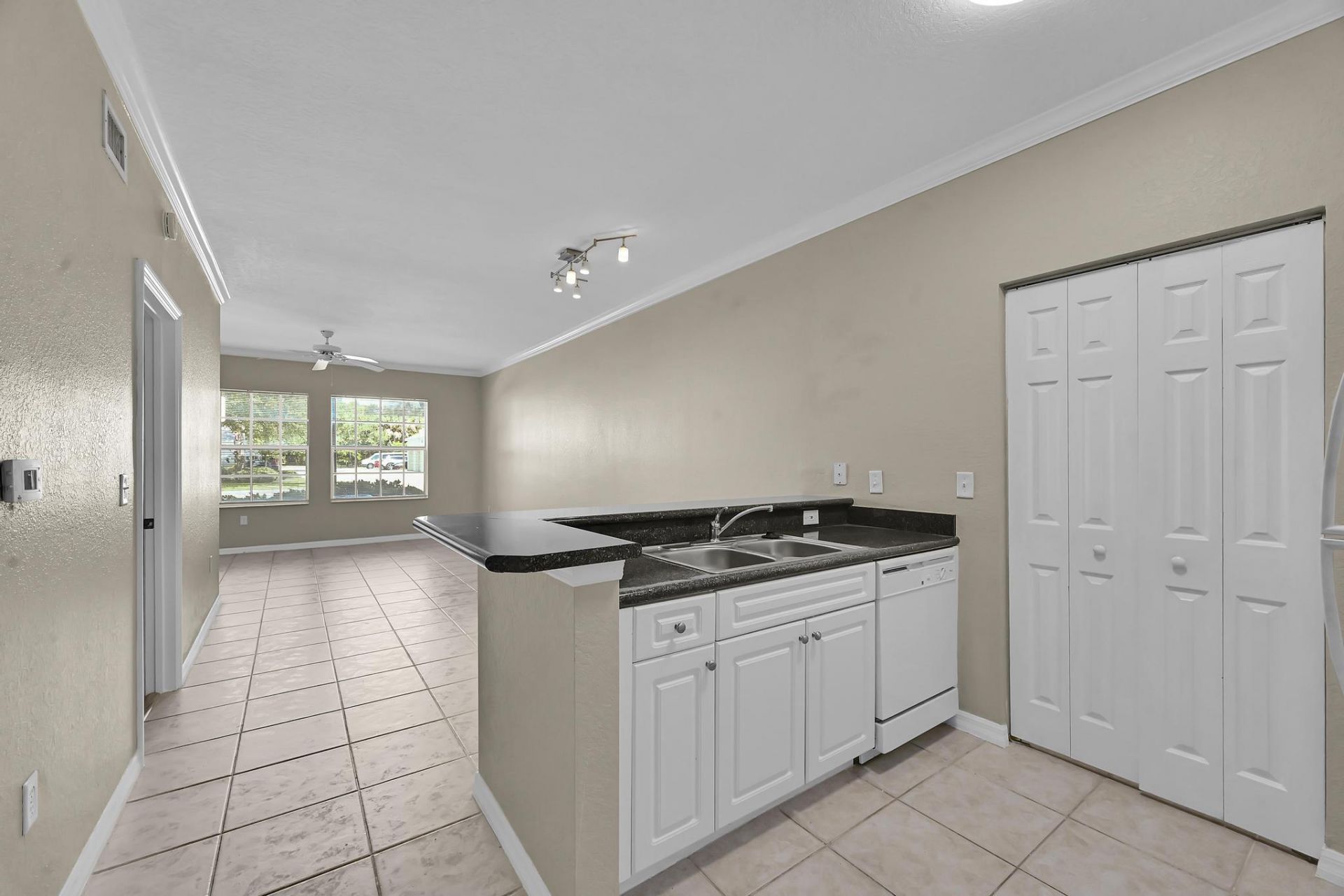 196 SE Kitching Circle, Stuart, FL 34994 Photo