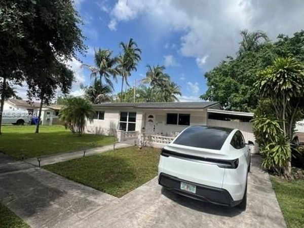 3000 N 72nd Way, Hollywood, FL 33024