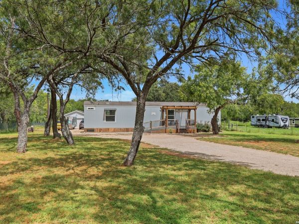 3089 RAKOWITZ RD, Adkins, TX 78101