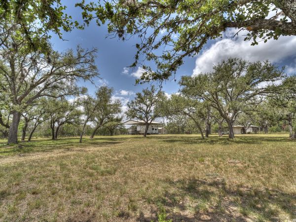 620 Fm 1120, Leakey, TX 78873