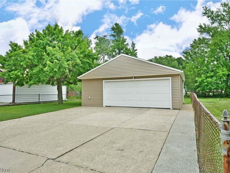 1239 Churchill Road, Lyndhurst, OH 44124 Photo 3