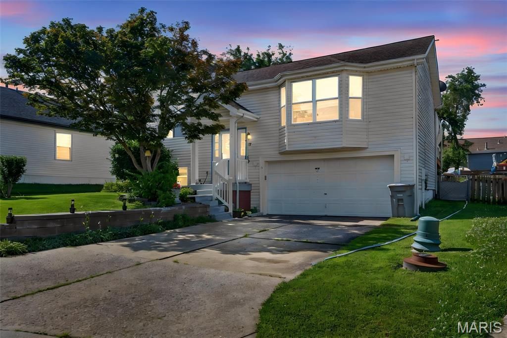 17 Kingspointe Court, Saint Peters, MO 63376 Main Photo
