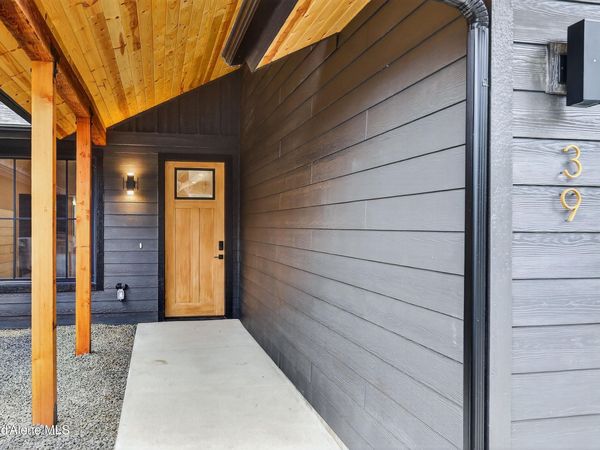 39 Rebecca LN , Nordman, ID 83848