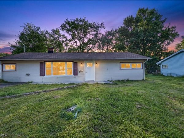2476 Amberly Drive, Youngstown, OH 44511