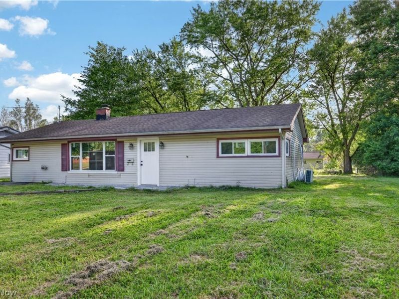 2476 Amberly Drive, Youngstown, OH 44511 Photo 2