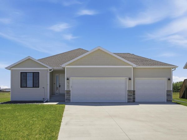 6702 72nd Avenue S, Horace, ND 58047