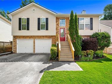 5822 Bridgeport Court , Flowery Branch, GA 30542