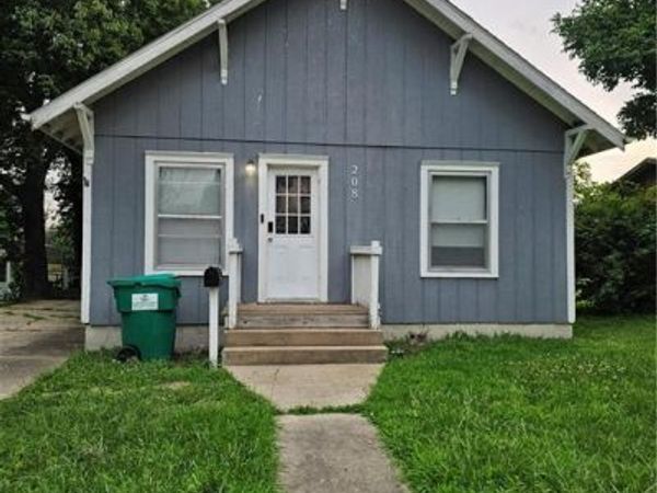 208 Iowa Street, Hiawatha, KS 66434
