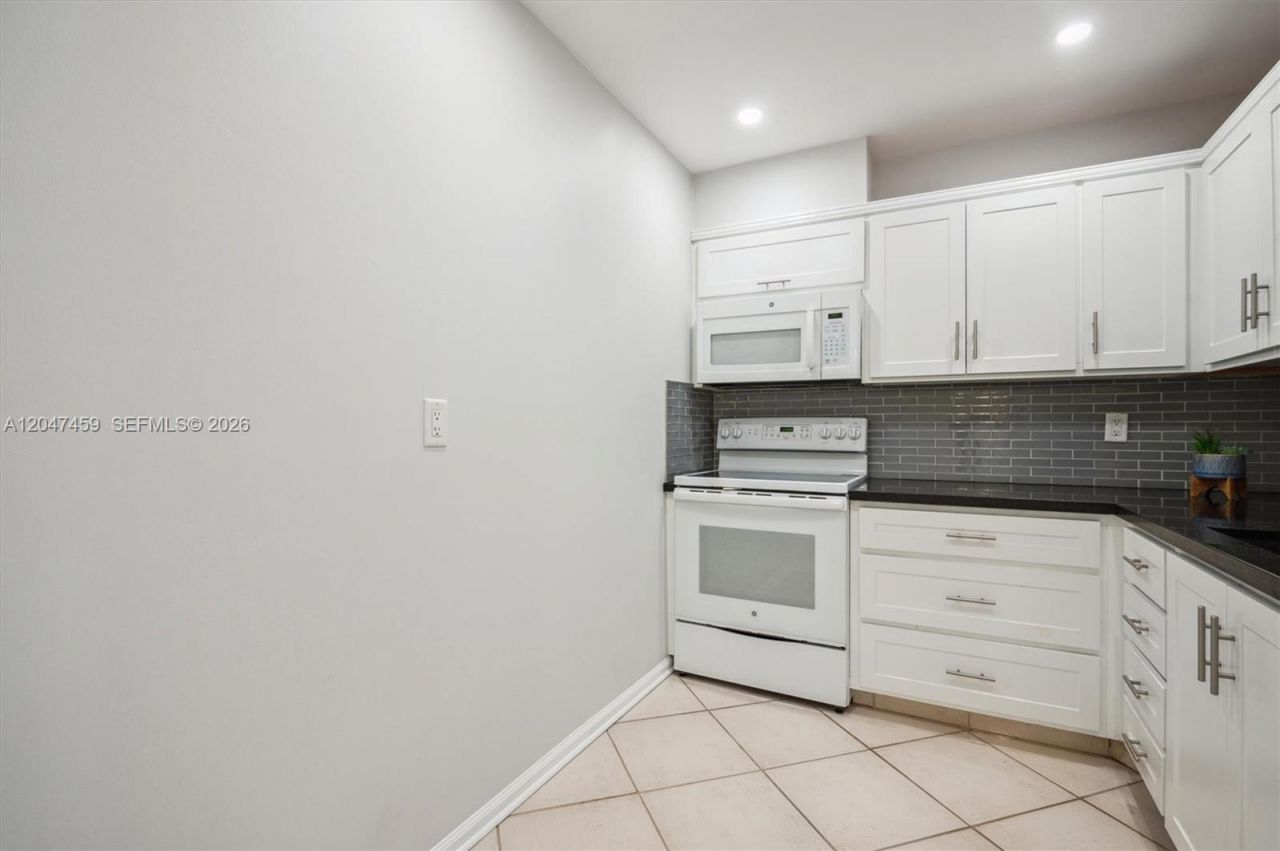 6209 Bay Club Dr, Unit 4, Fort Lauderdale, FL 33308 Photo