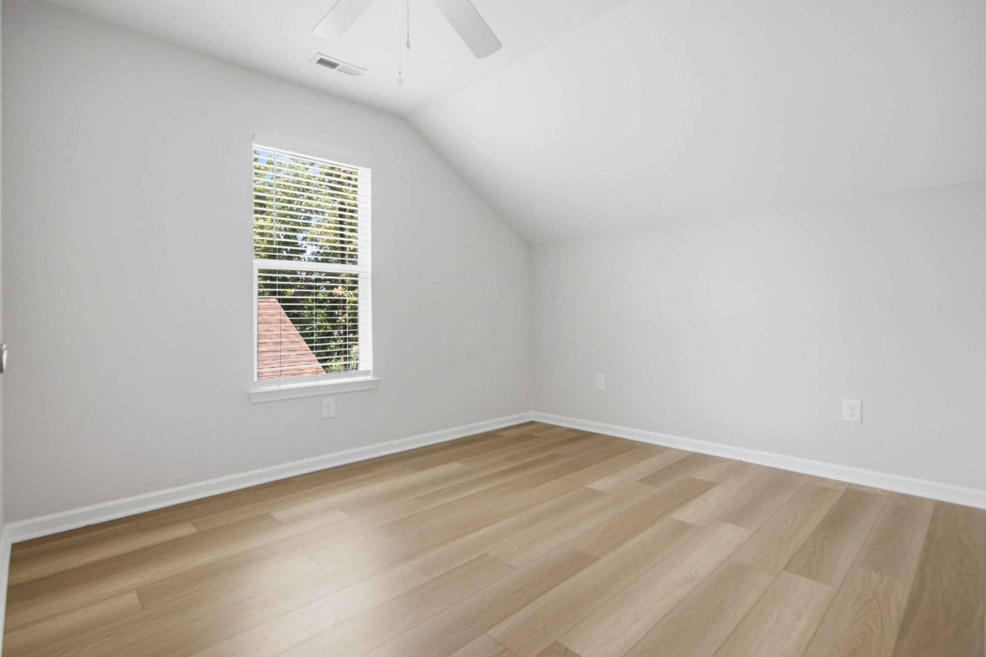 2044 Echo Avenue Photo 26