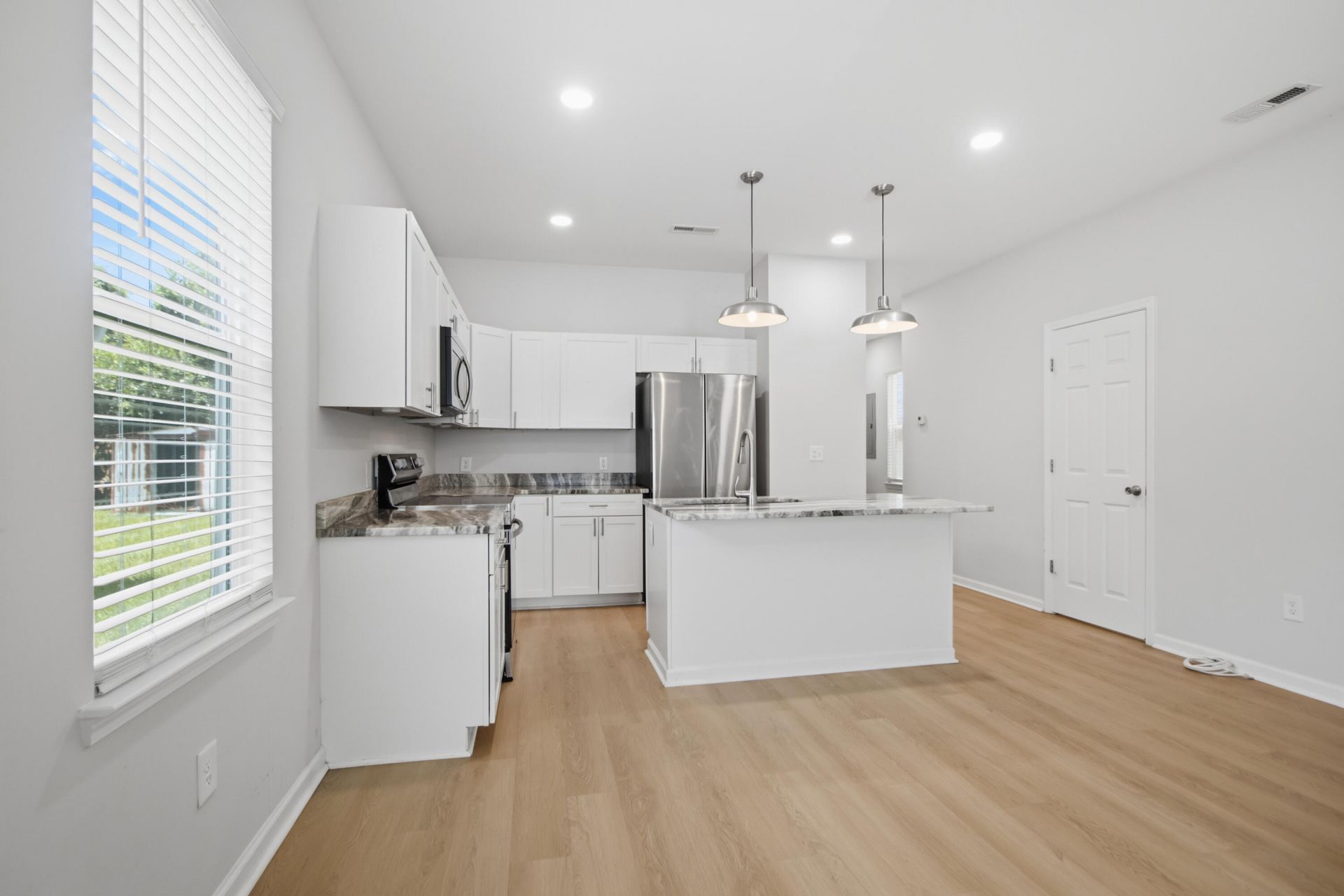 2044 Echo Avenue Photo 9
