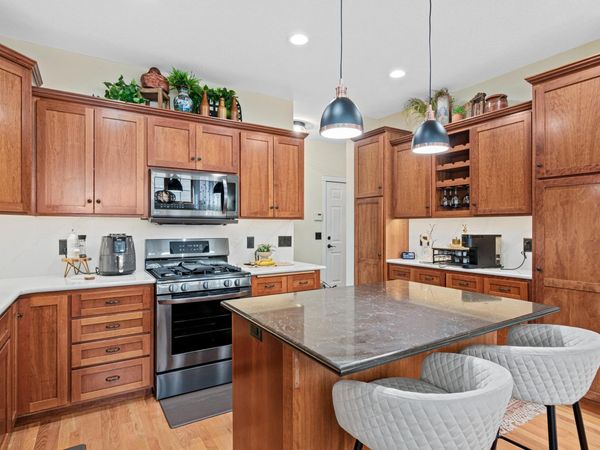 2710 Red Splendor Circle E, Maplewood, MN 55119