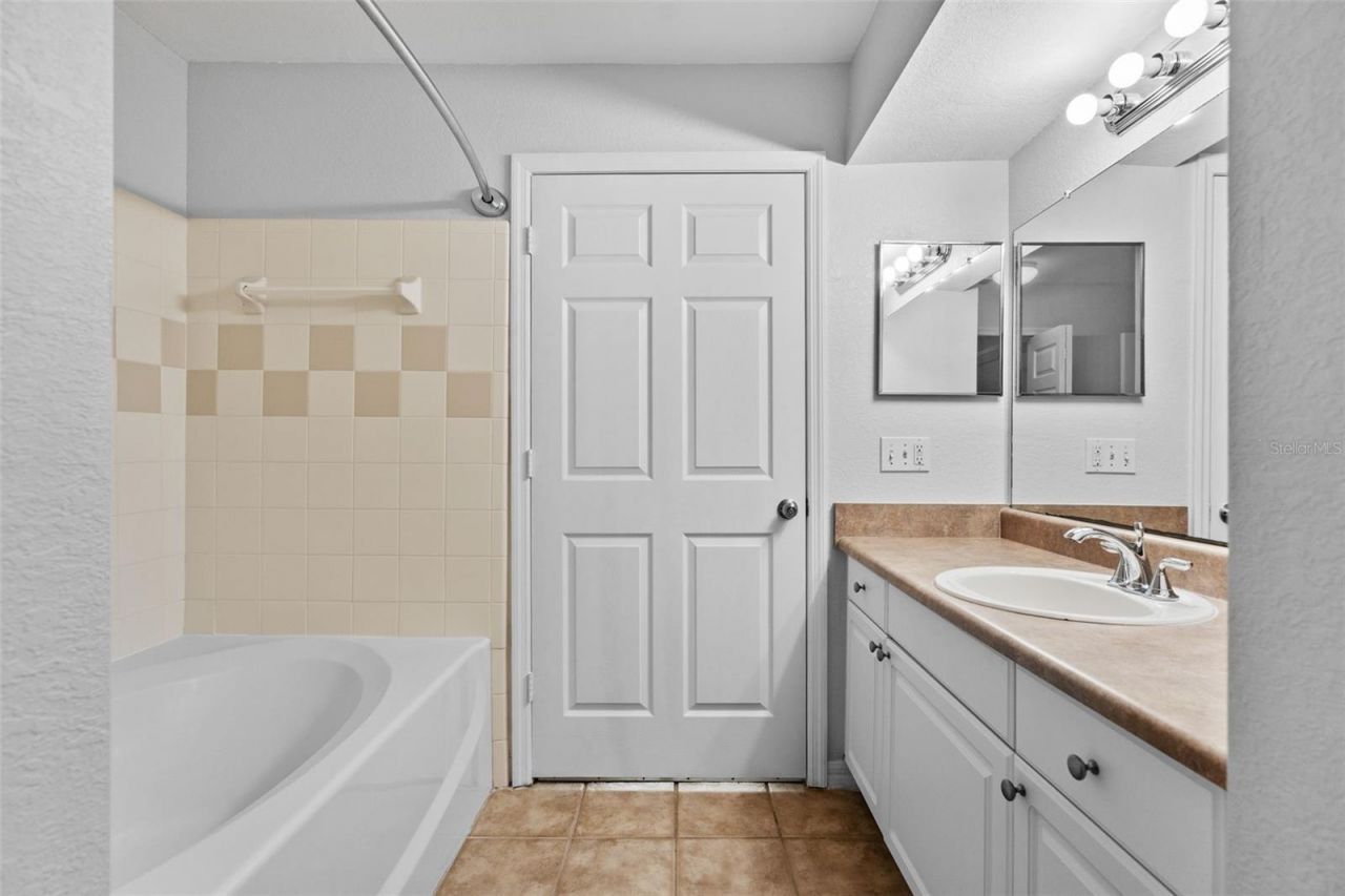 5611 Bidwell Parkway, Unit 204, Sarasota, FL 34233 Photo