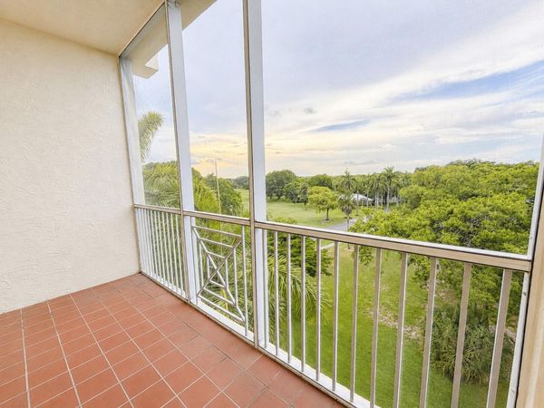 3600 Oaks Clubhouse Drive, Unit 501, Pompano Beach, FL 33069