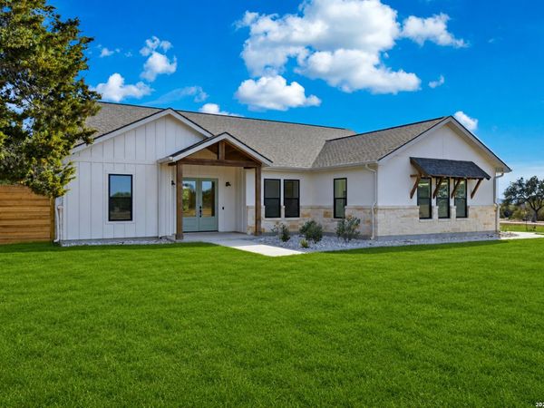 389 RIO CIR, Pipe Creek, TX 78063