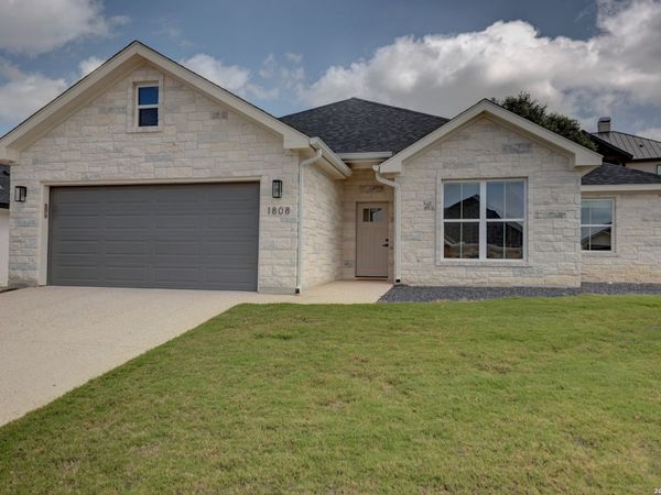 1808 CHATEAU LN N, Kerrville, TX 78028
