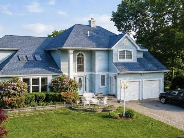 9 Dexter Street , Selden, NY 11784