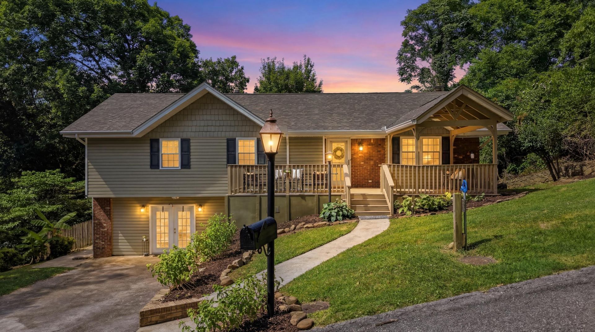 4557 N Ravenwood Drive, Chattanooga, TN 37415 Main Photo