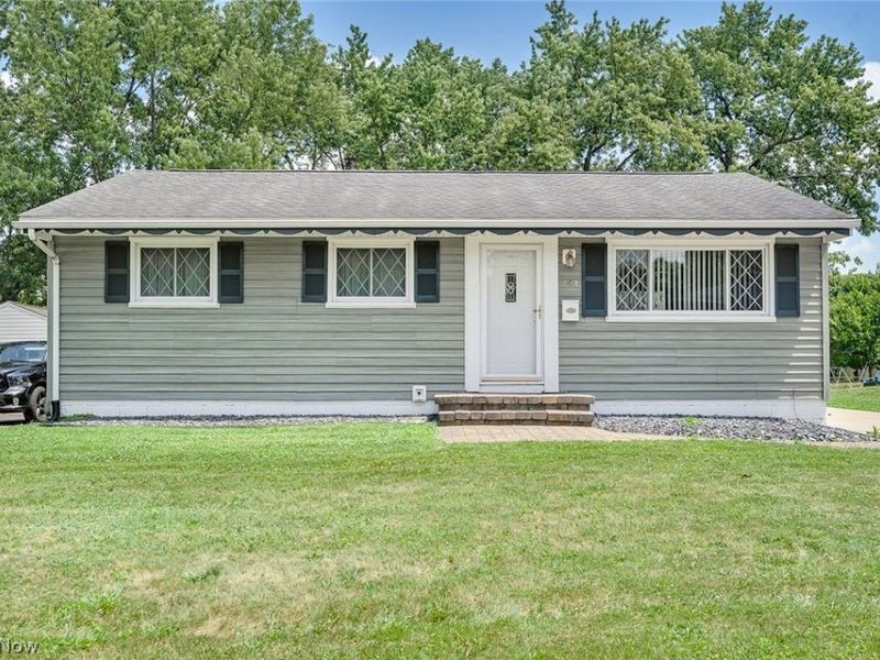 751 Dresden Drive, Hubbard, OH 44425 Photo 1