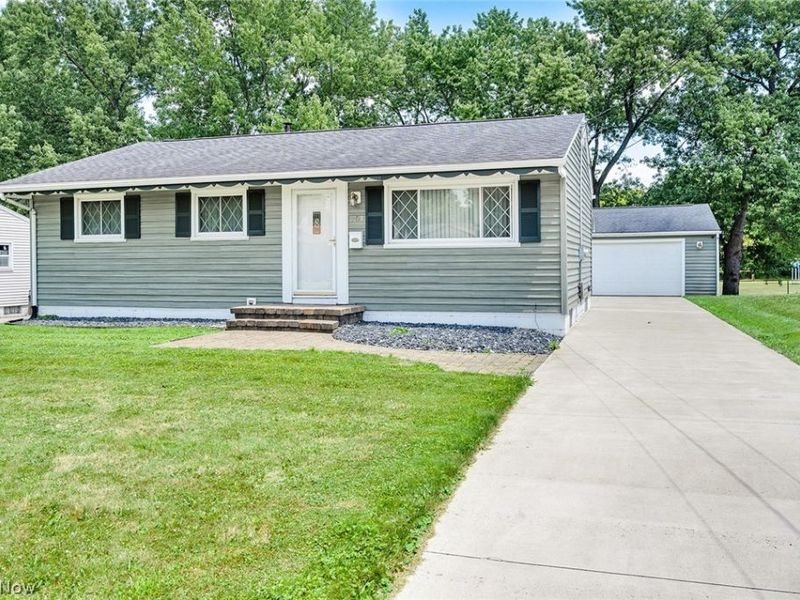 751 Dresden Drive, Hubbard, OH 44425 Photo 2