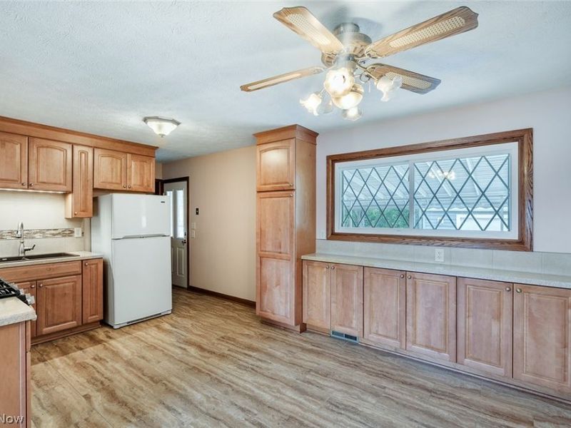 751 Dresden Drive, Hubbard, OH 44425 Photo 5