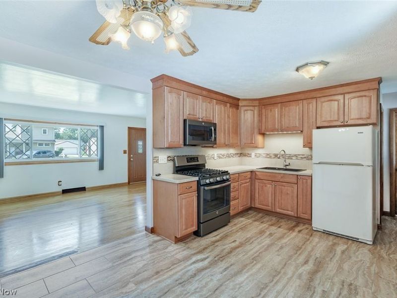 751 Dresden Drive, Hubbard, OH 44425 Photo 6