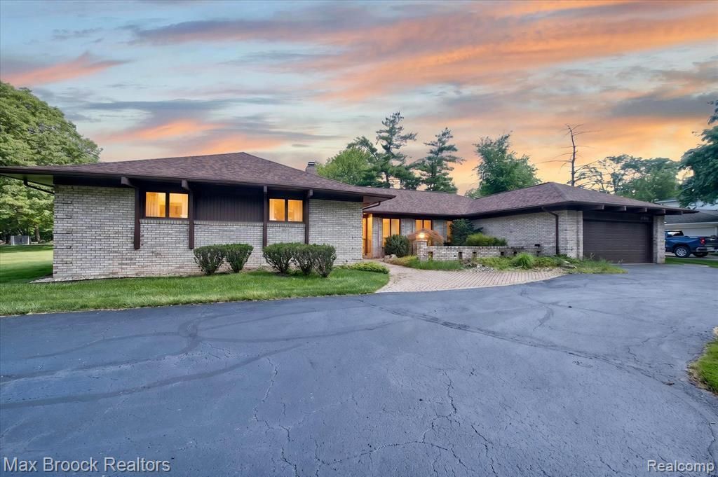 22262 Chatsford Circuit Street, Southfield, MI 48034 Main Photo