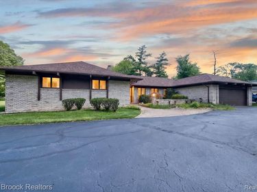 22262 Chatsford Circuit Street, Southfield, MI 48034