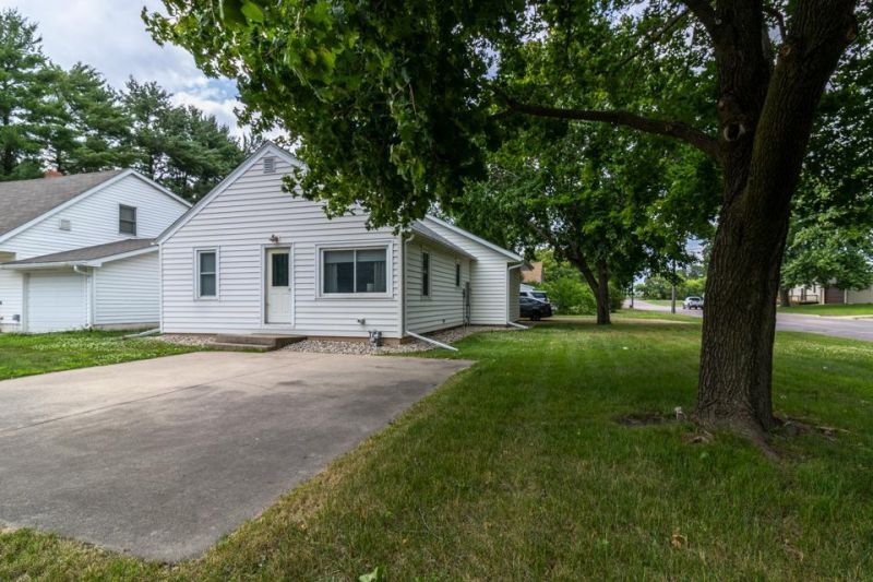 903 2nd Street SW, Madelia, MN 56062