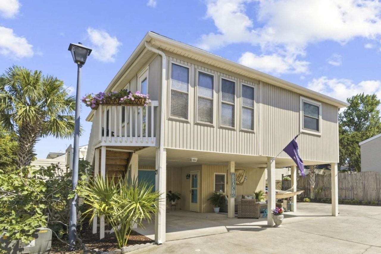 820 9th Ave. S, North Myrtle Beach, SC 29582 Main Photo