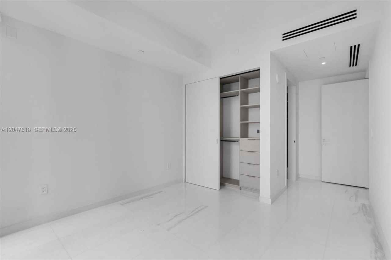 300 Biscayne Boulevard Way, Miami, FL 33131 Photo