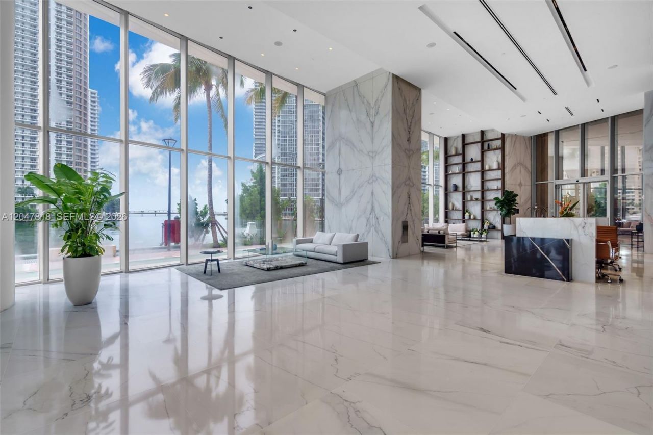 300 Biscayne Boulevard Way, Miami, FL 33131 Photo