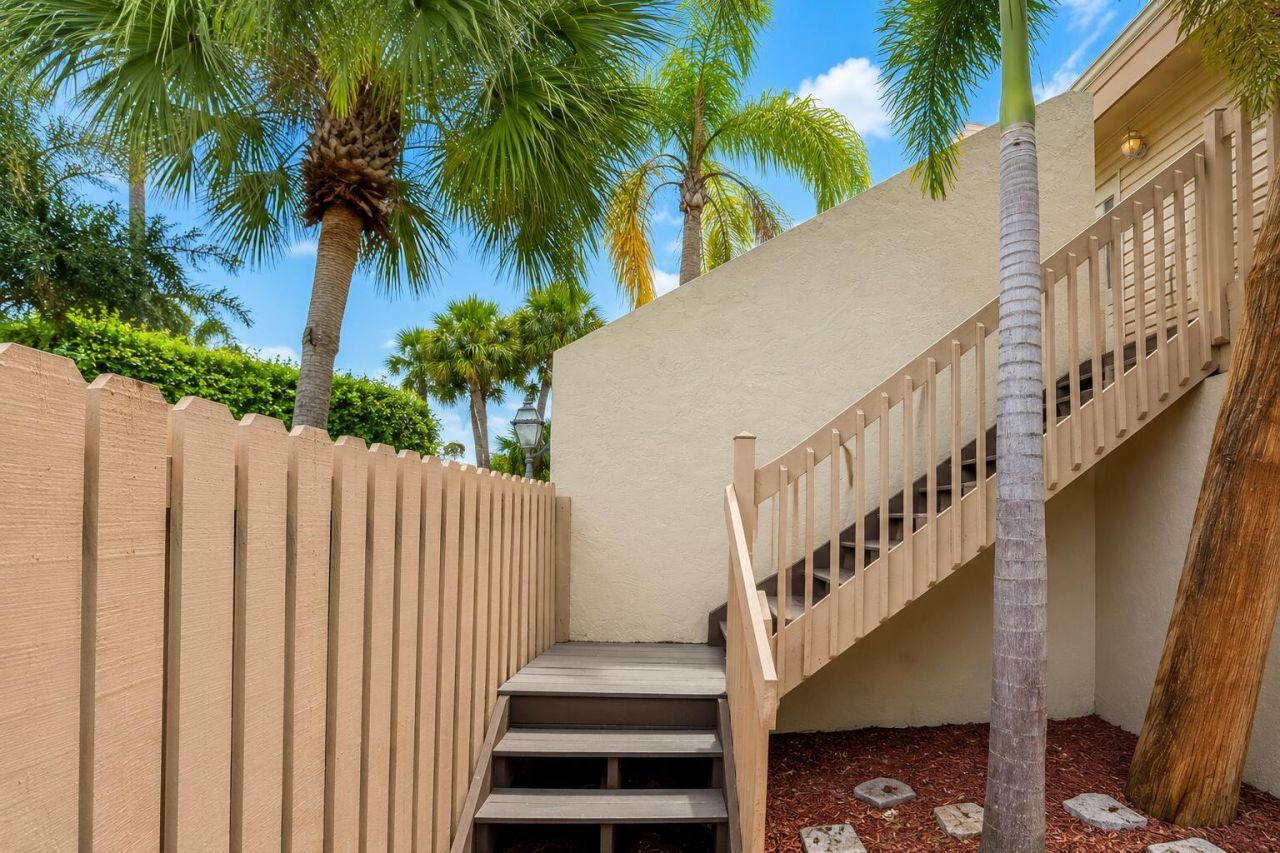 612 Executive Center Drive, Unit 207, West Palm Beach, FL 33401 Photo