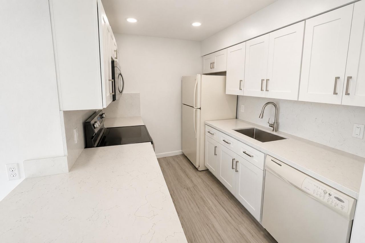 612 Executive Center Drive, Unit 207, West Palm Beach, FL 33401 Photo