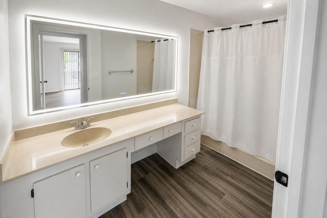 612 Executive Center Drive, Unit 207, West Palm Beach, FL 33401 Photo