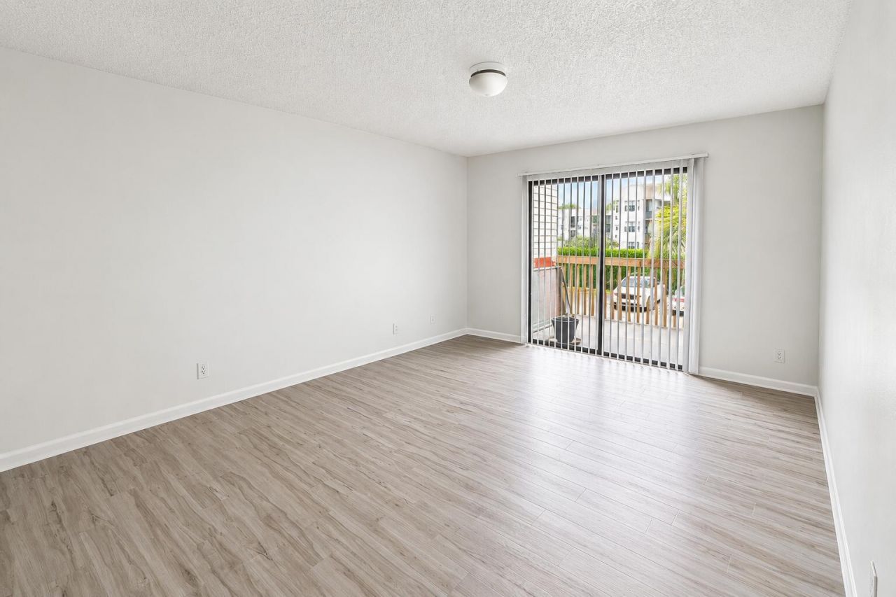 612 Executive Center Drive, Unit 207, West Palm Beach, FL 33401 Photo