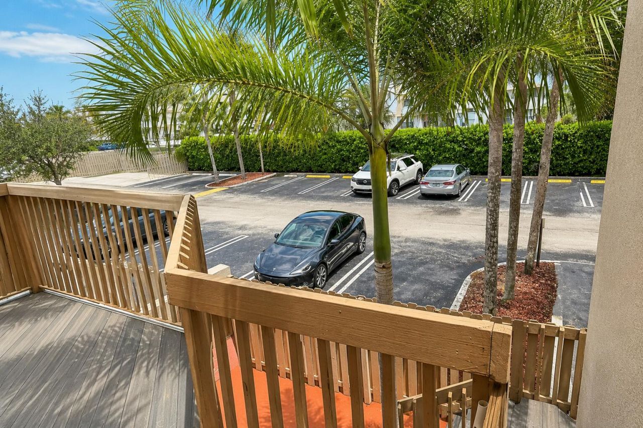 612 Executive Center Drive, Unit 207, West Palm Beach, FL 33401 Photo