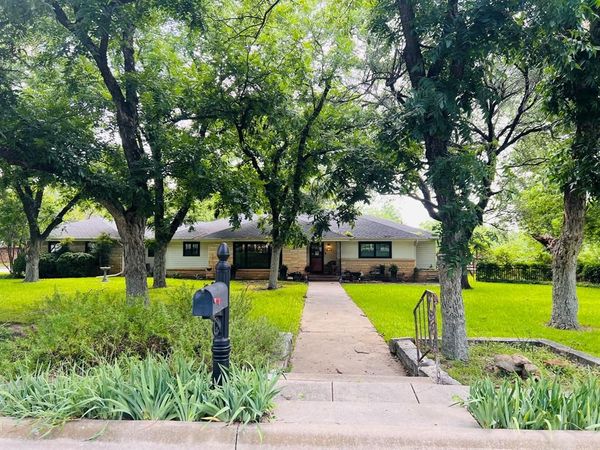 804 N Elm Street , Comanche, TX 76442