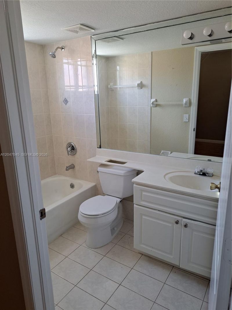 17318 NW 74th Ave, Unit 202, Hialeah, FL 33015 Photo