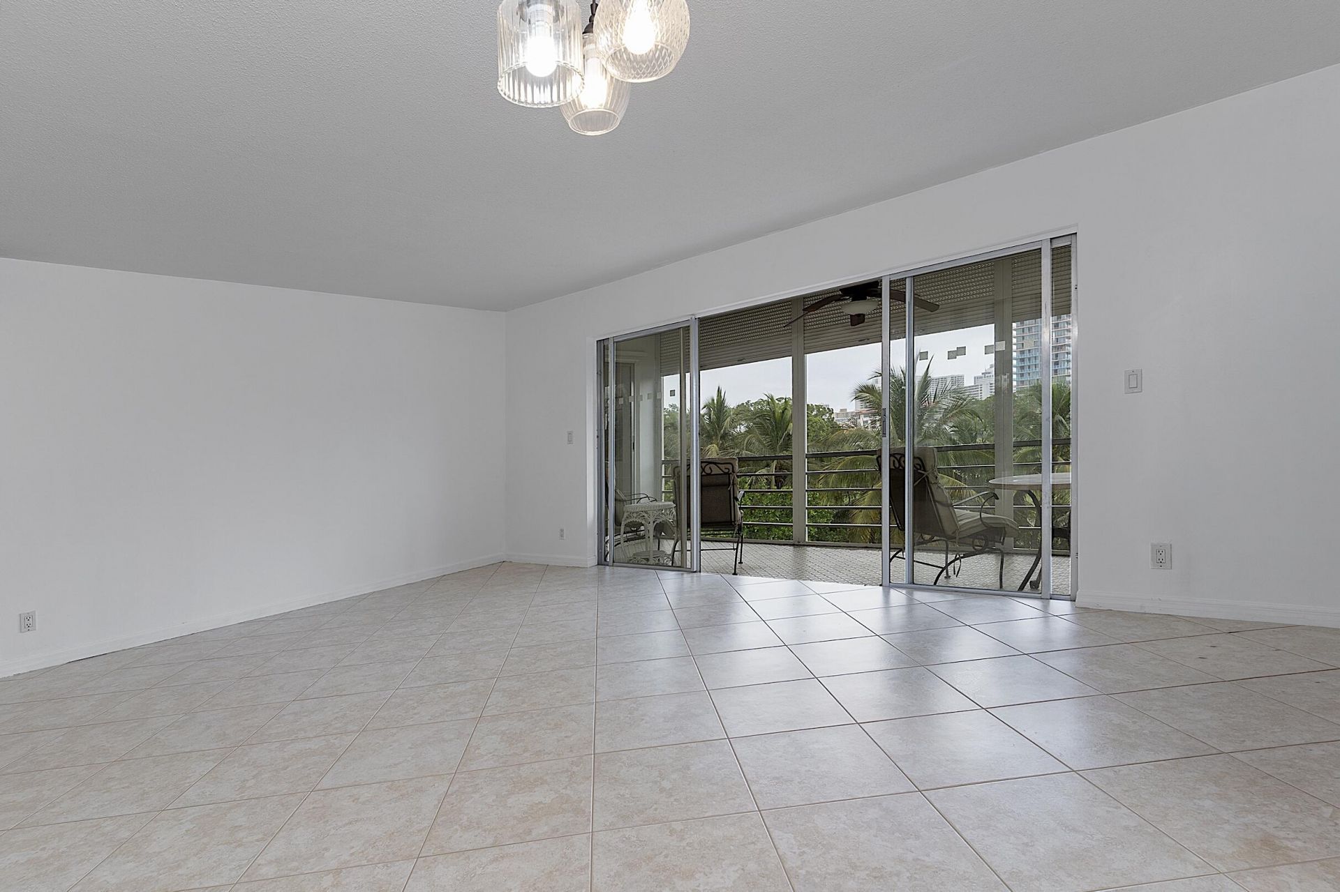300 NE 14th Avenue, Unit 501, Hallandale, FL 33009 Photo