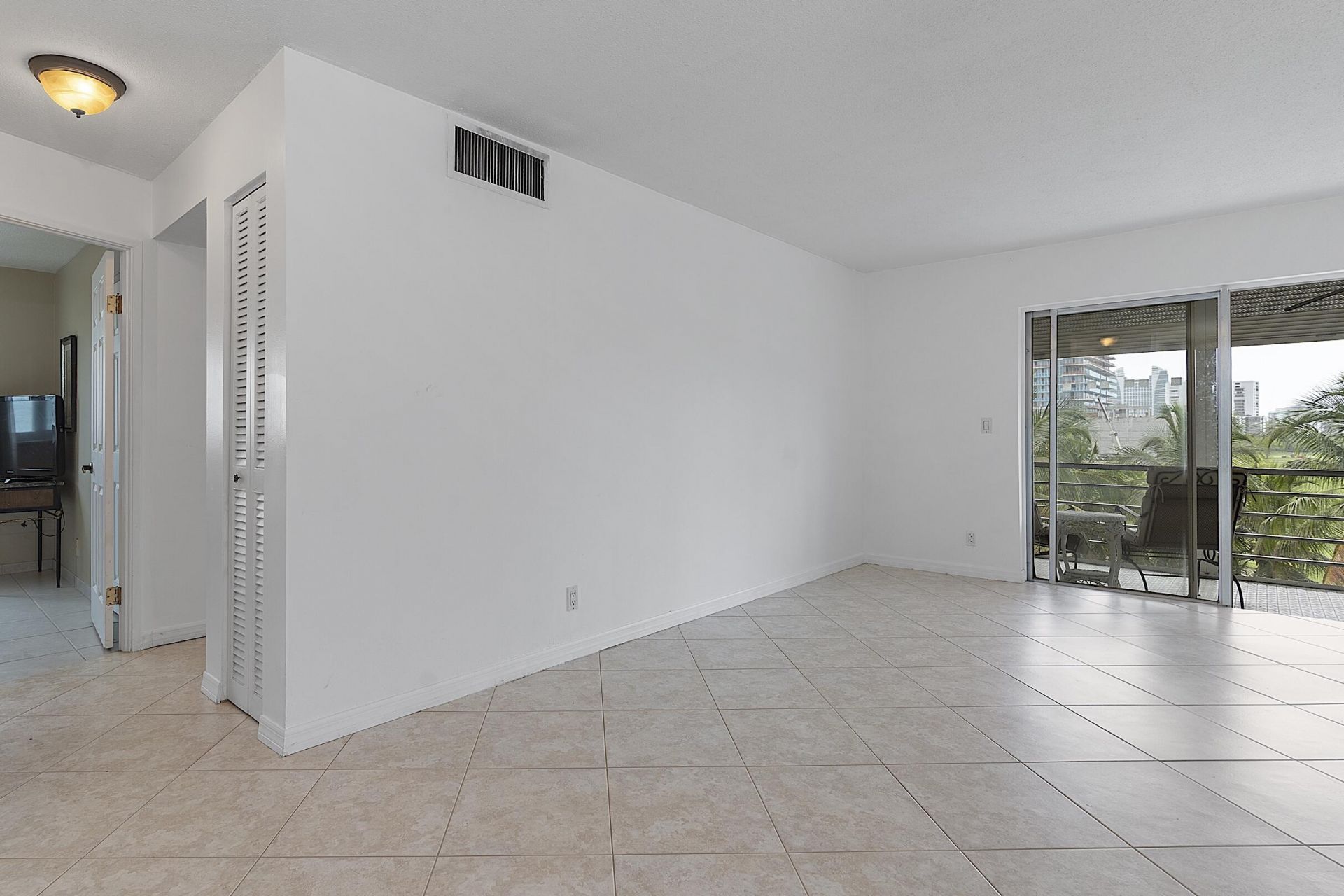 300 NE 14th Avenue, Unit 501, Hallandale, FL 33009 Photo