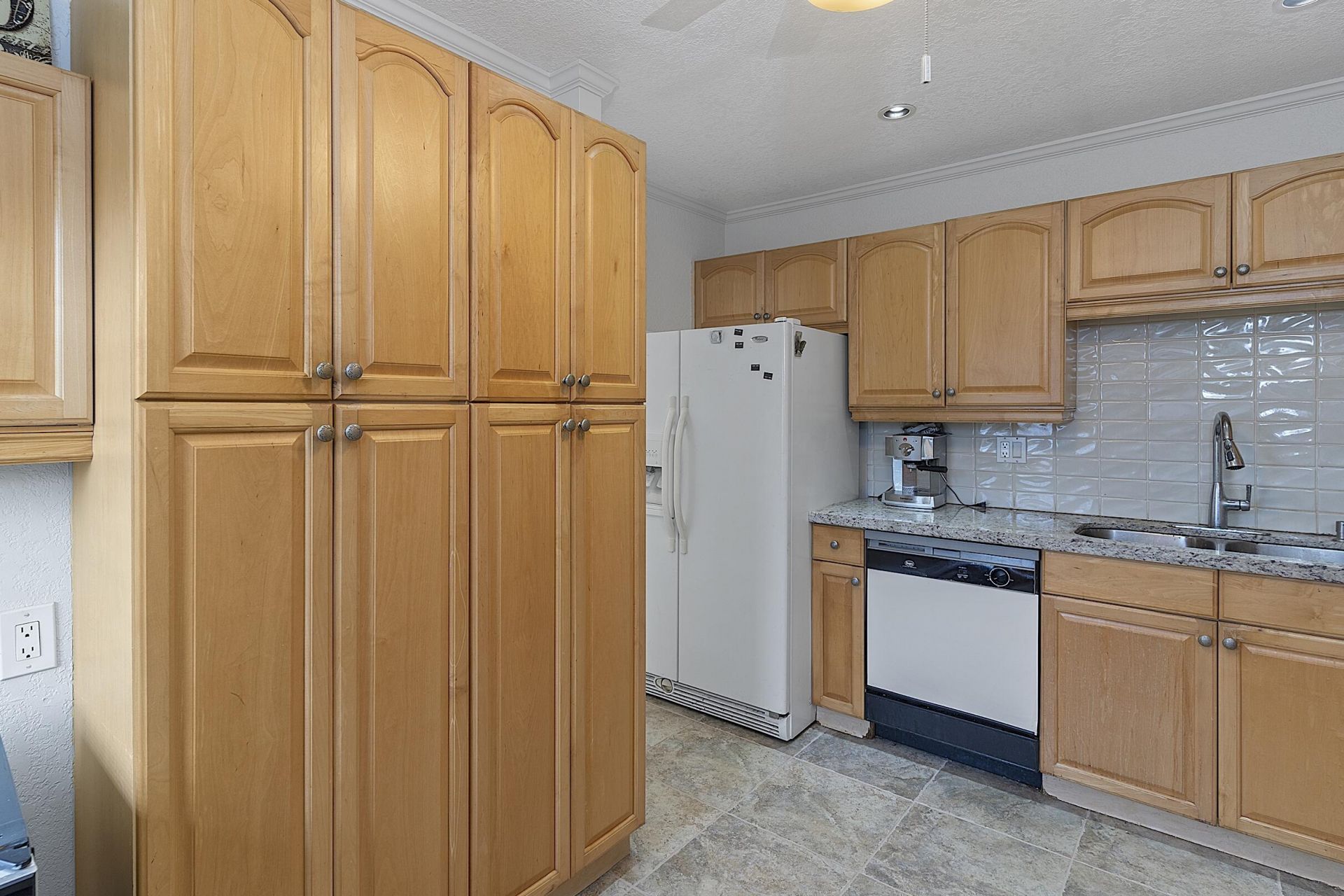 300 NE 14th Avenue, Unit 501, Hallandale, FL 33009 Photo