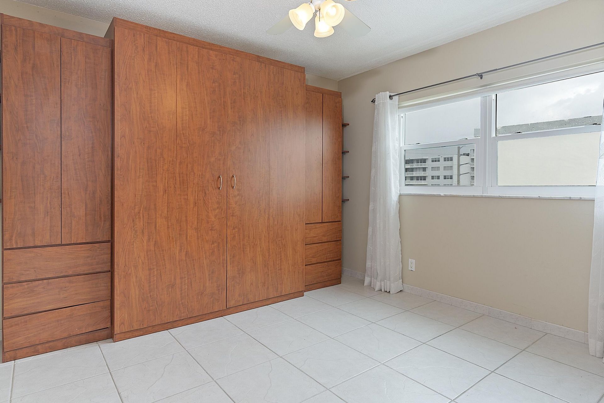 300 NE 14th Avenue, Unit 501, Hallandale, FL 33009 Photo
