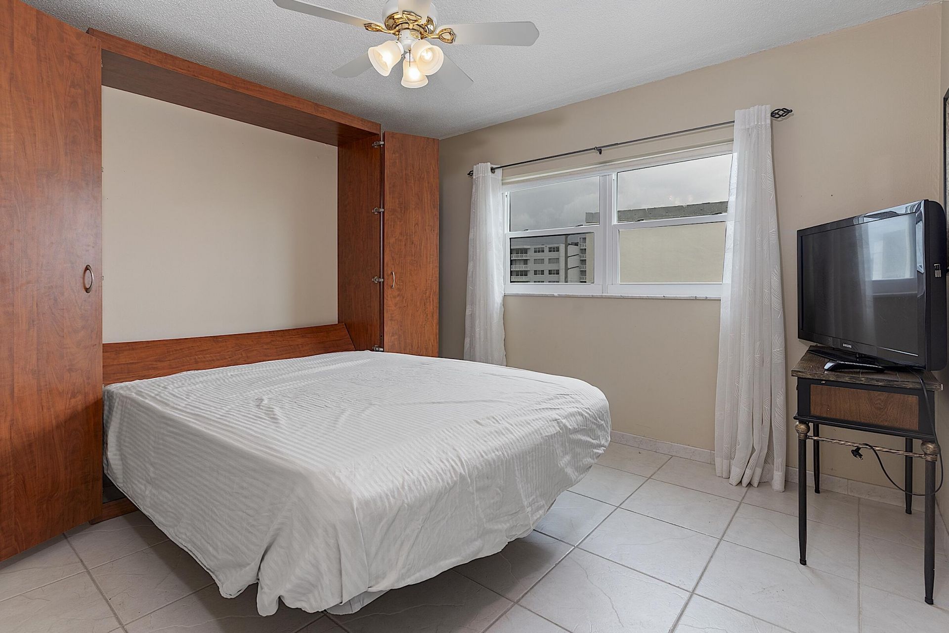 300 NE 14th Avenue, Unit 501, Hallandale, FL 33009 Photo