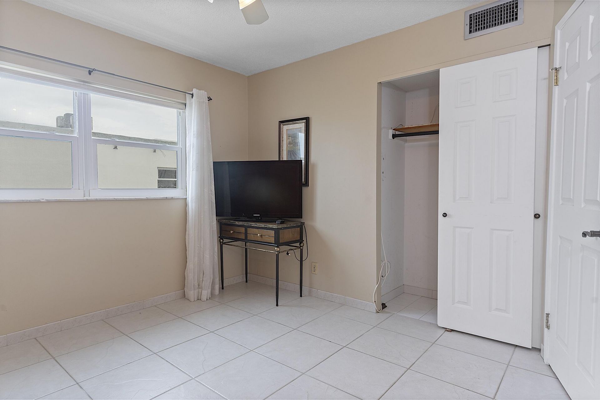 300 NE 14th Avenue, Unit 501, Hallandale, FL 33009 Photo