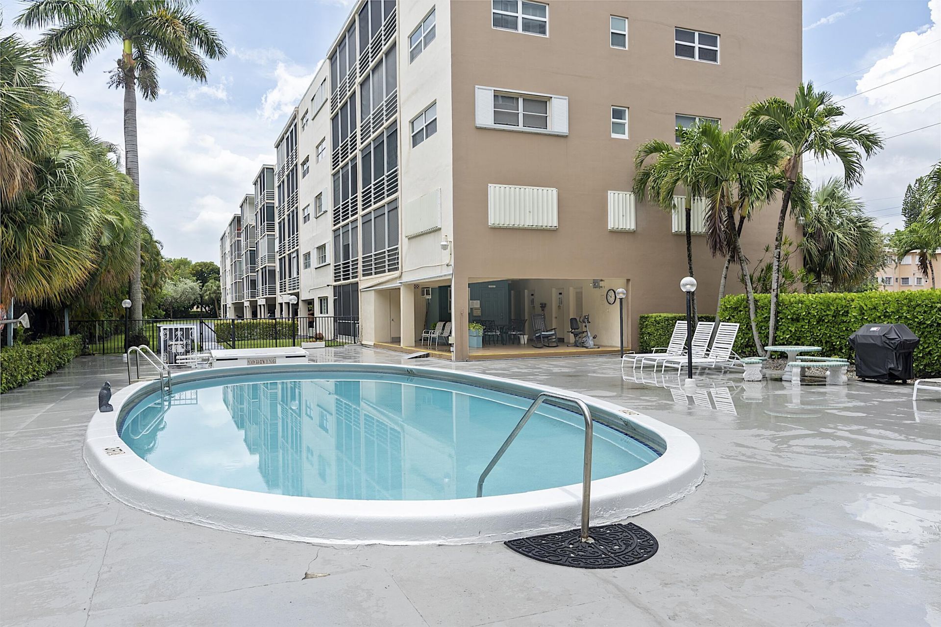 300 NE 14th Avenue, Unit 501, Hallandale, FL 33009 Photo