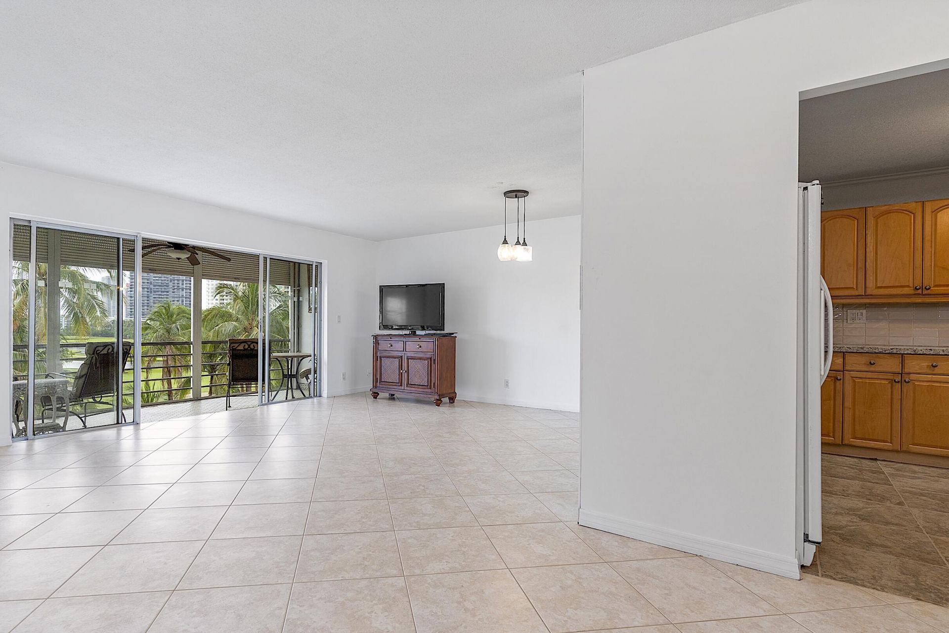 300 NE 14th Avenue, Unit 501, Hallandale, FL 33009 Photo