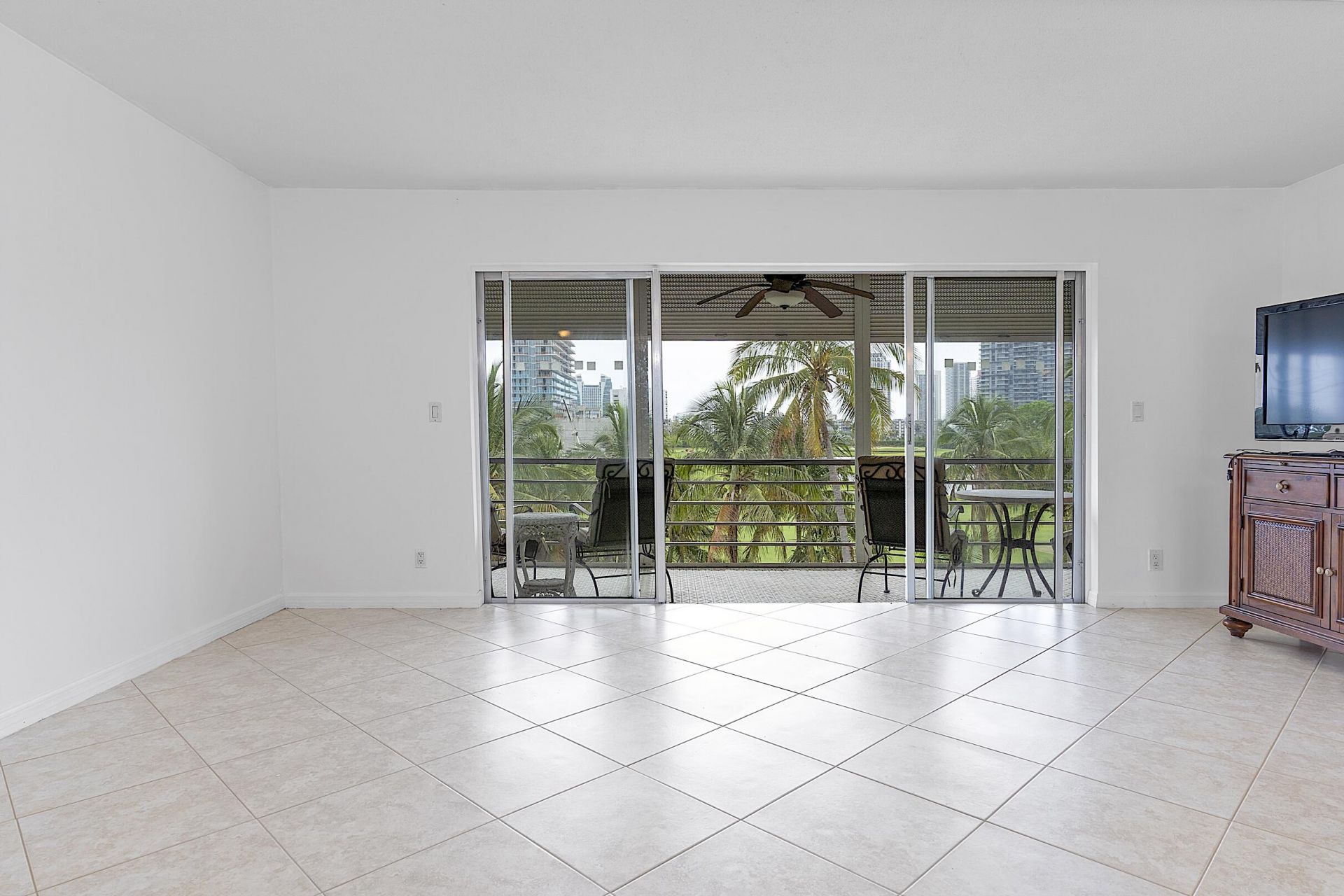 300 NE 14th Avenue, Unit 501, Hallandale, FL 33009 Photo
